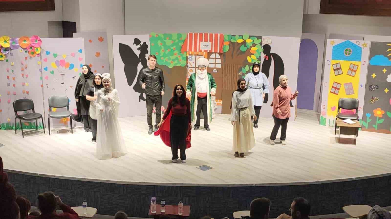 Kütahyada Bir Dürüstlük Hikâyesi adlı çocuk tiyatrosu öğrencilerle buluştu