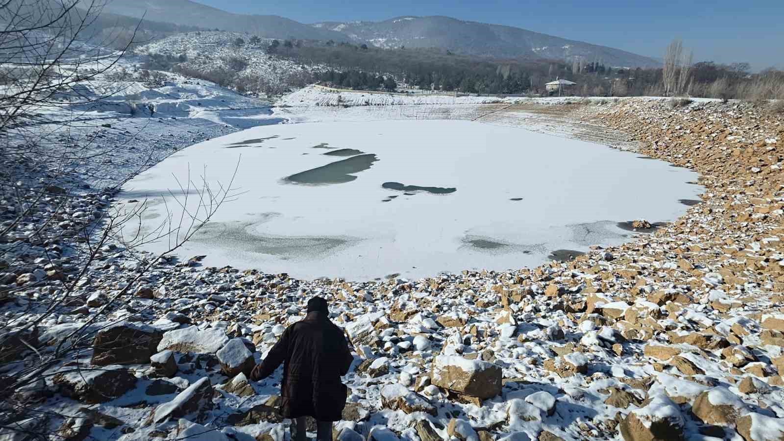 Kütahyada dondurucu soğuklar göleti tamamen buzla kapladı