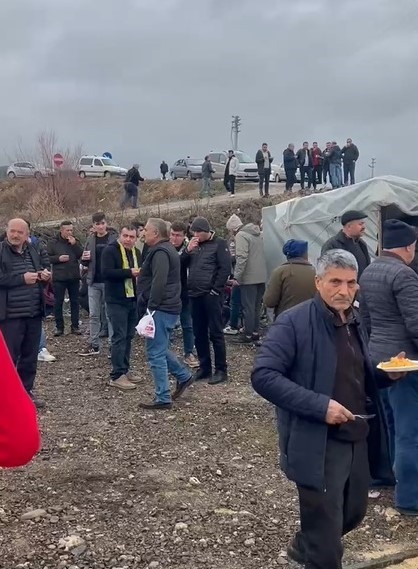 Kütahya'da Ferdi Tayfur anısına pilav ve ayran ikram edildi