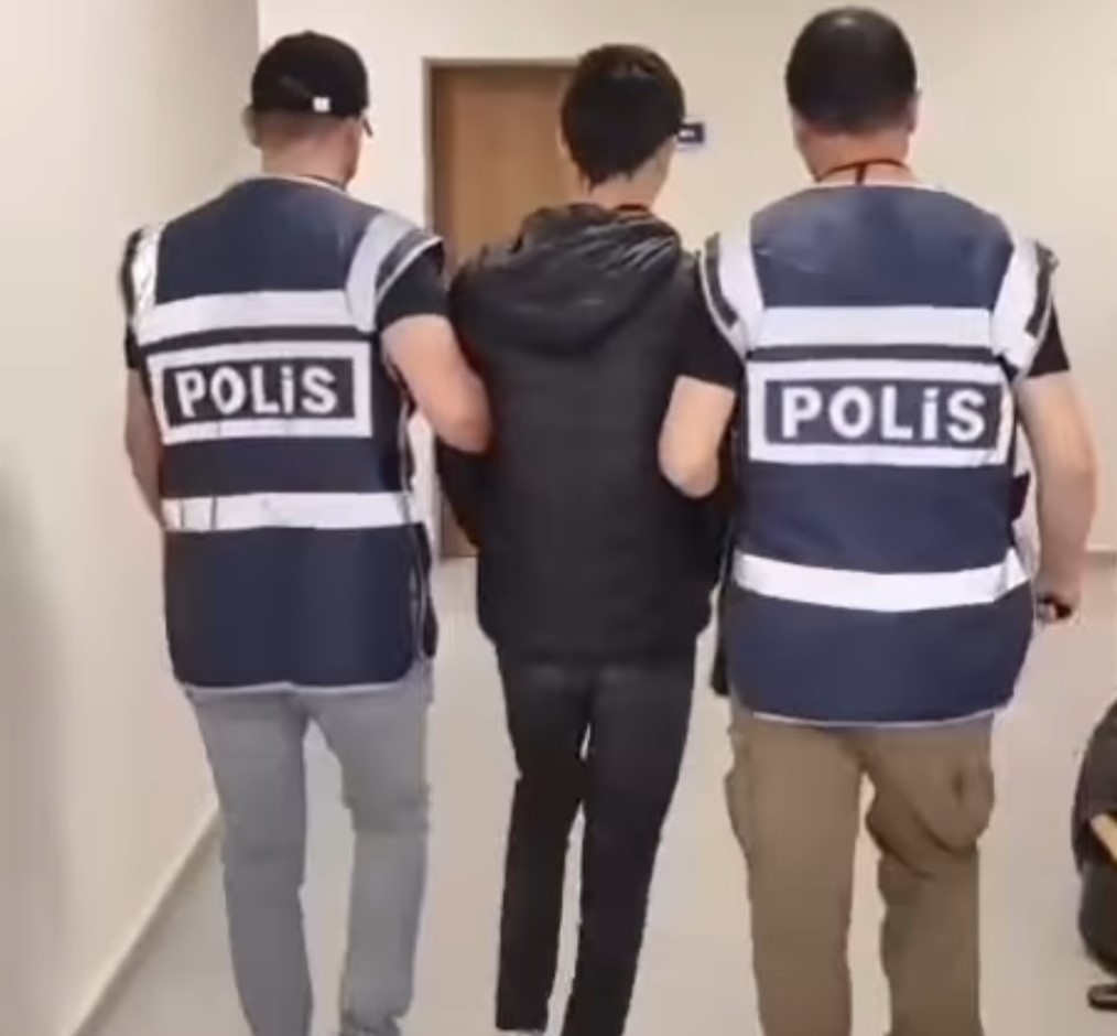 Kütahya'da hırsızlık zanlısı saklandığı binanın çatısında yakalandı