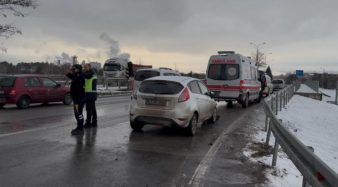 Kütahyada iki otomobil çarpıştı: 1 yaralı