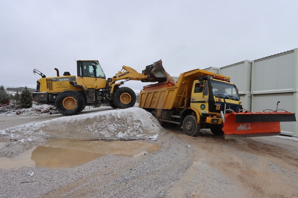 Kütahyada karla mücadele çalışmaları aralıksız sürüyor