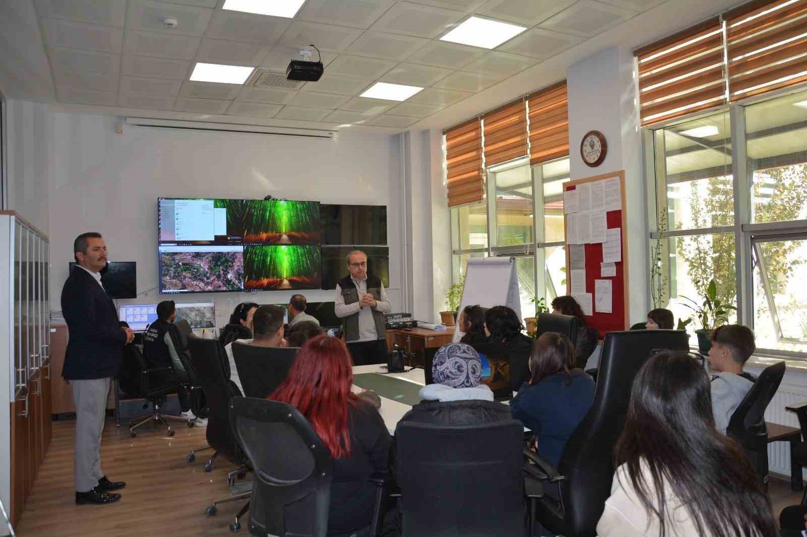 Kütahyada lise öğrencileri orman yangınlarıyla mücadele konusunda bilgilendirildi