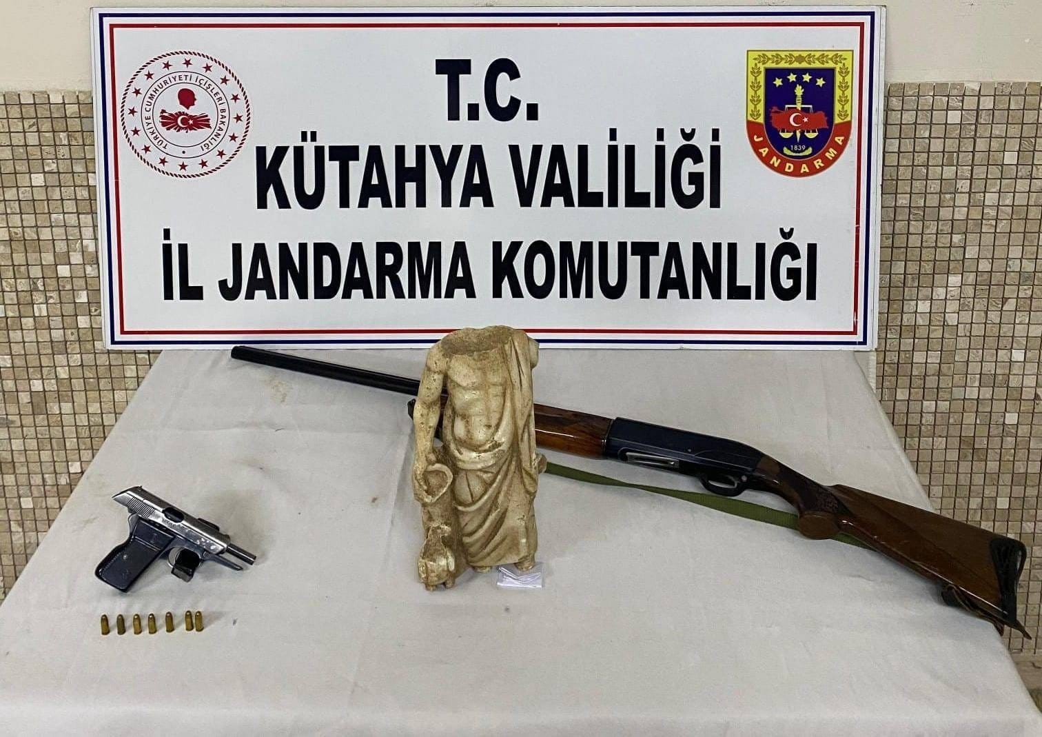 Kütahyada tarihi eser operasyonu: Milattan önce 5. yüzyıla ait heykel ele geçirildi