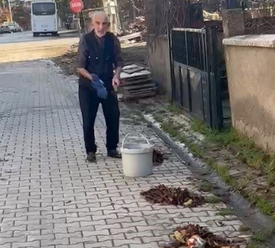 Kütahyada yaşlı adamdan çevreye örnek temizlik dersi
