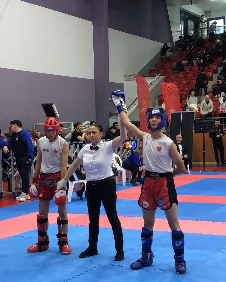 Kütahyalı genç sporcular Türkiye Kick Boks Şampiyonasından madalyalarla döndü