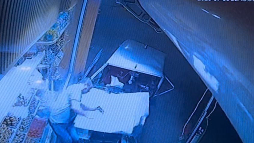 Manevra yapan araca vuran Tofaş, kontrolden çıkıp kaldırımda yürüyen vatandaşa böyle çarptı
