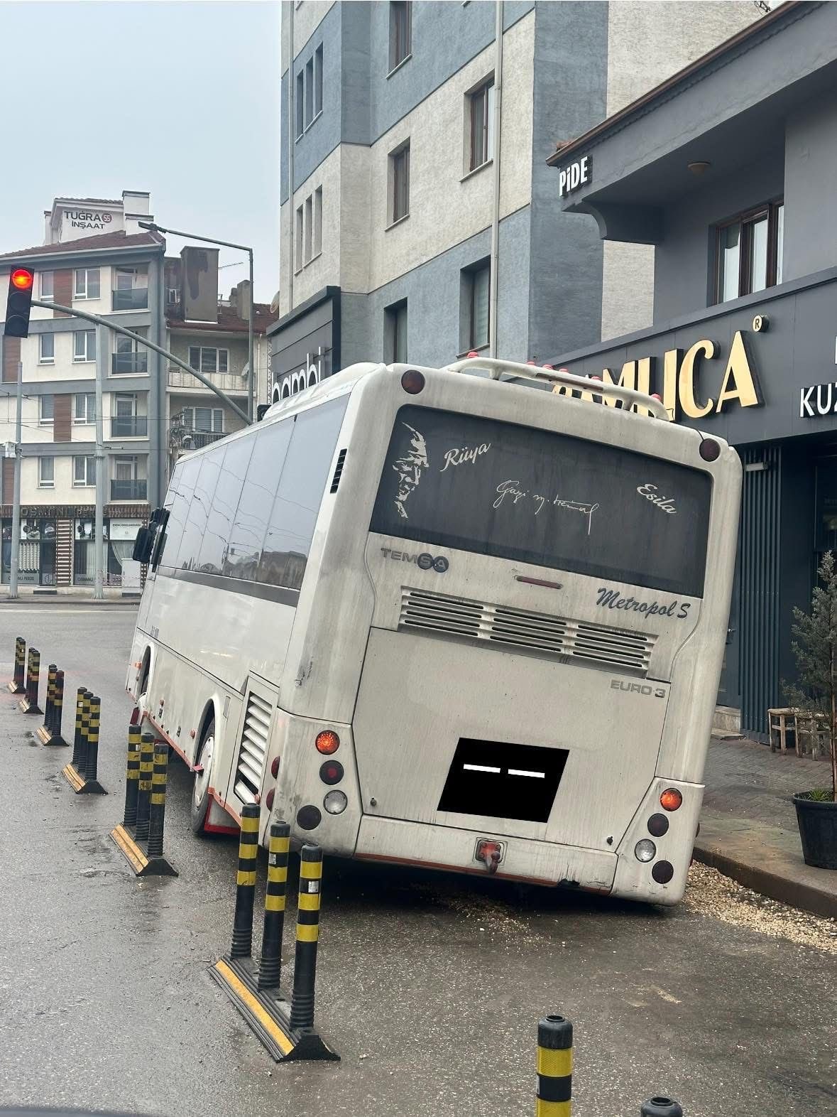 Minibüs caddedeki çukur yüzünden az kalsın devriliyordu