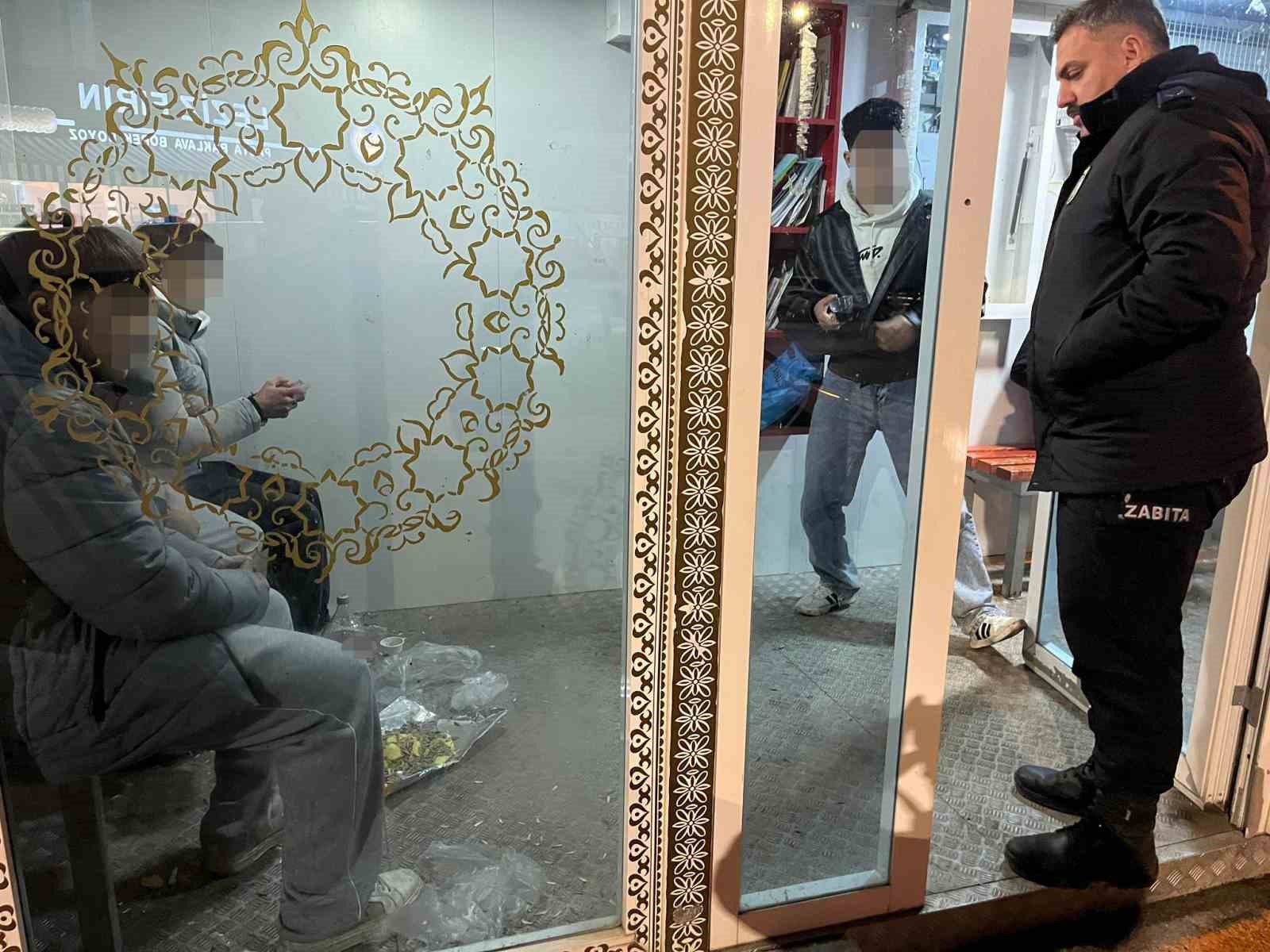 Minibüs durağını kirleten gençler hatalarını anlayınca yerleri temizlediler