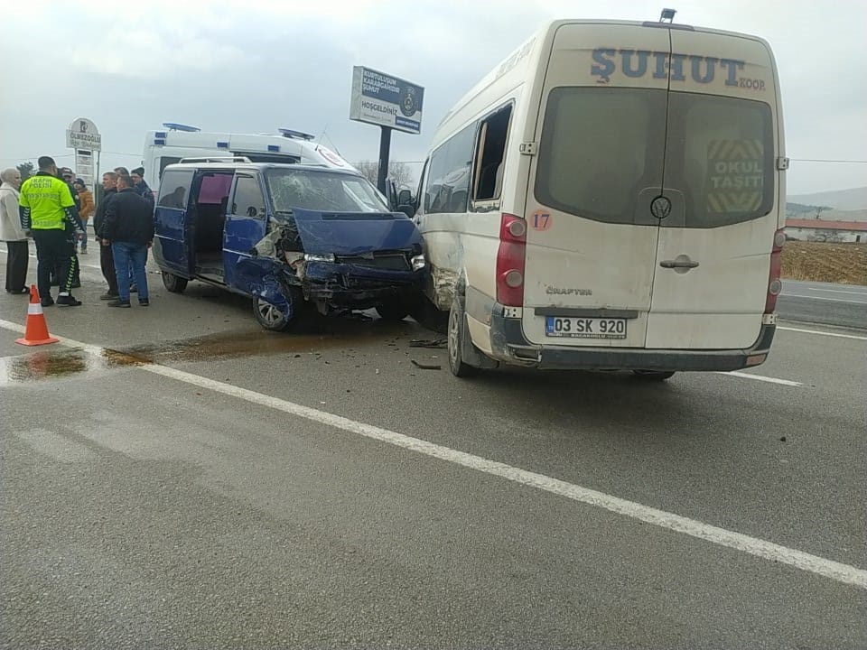 Minibüslerin çarpıştığı kazada 7 kişi yaralandı