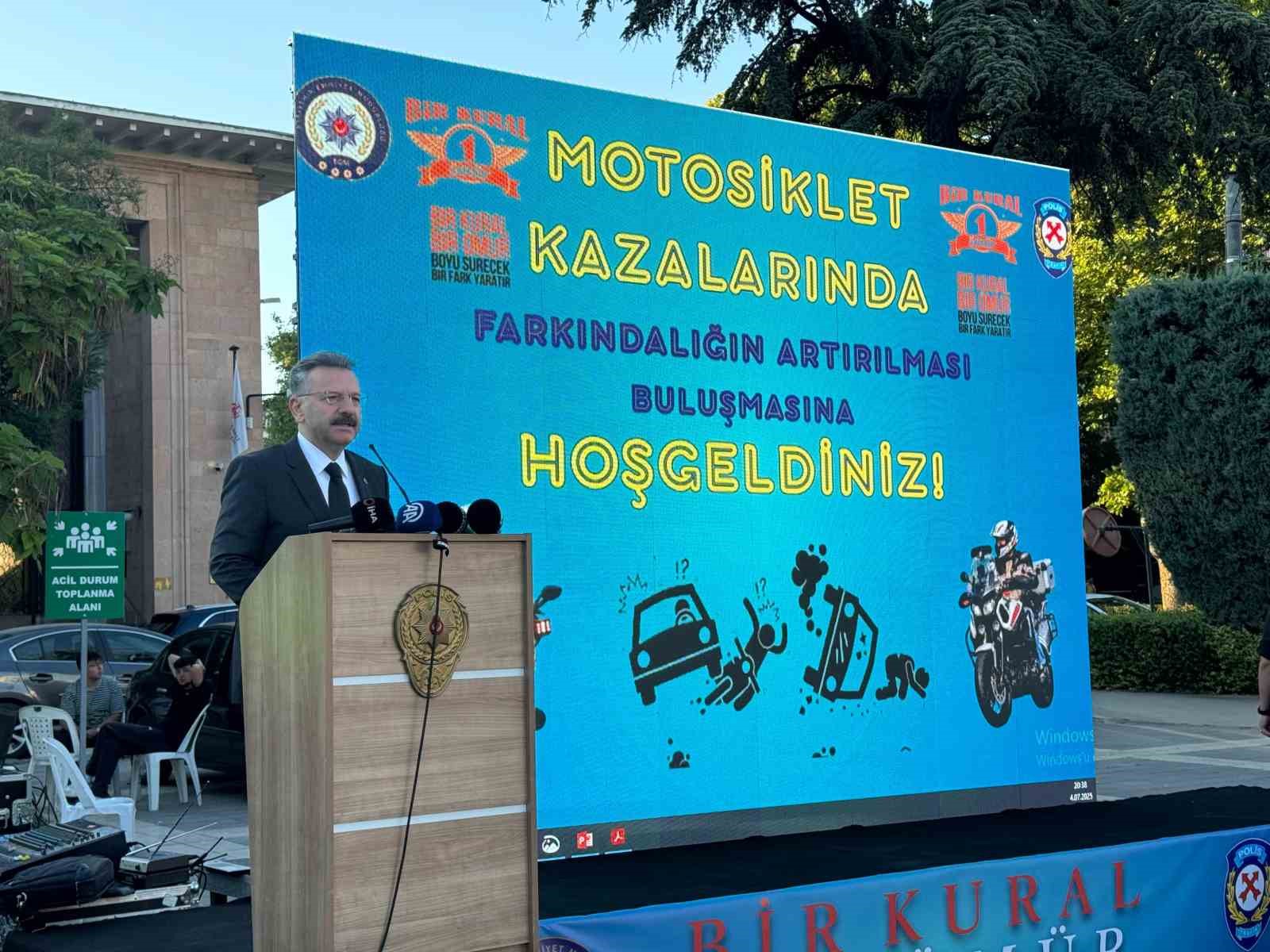 Motosiklet sürücüleri kuralları ve yöntemleri uzamanından dinledi