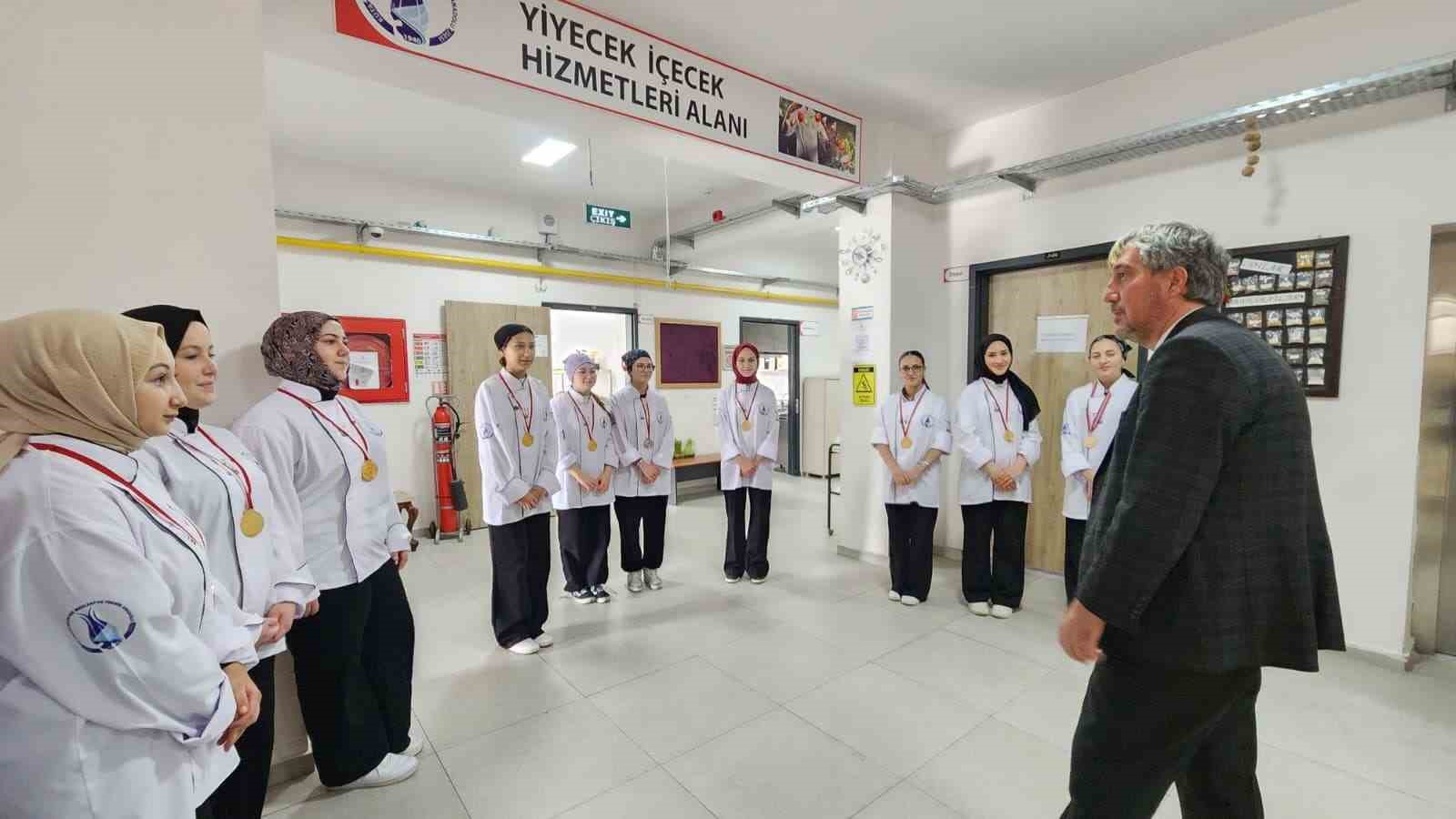 Müdür Yılmazdan uluslararası yarışmada derece elde eden öğrencilere tebrik