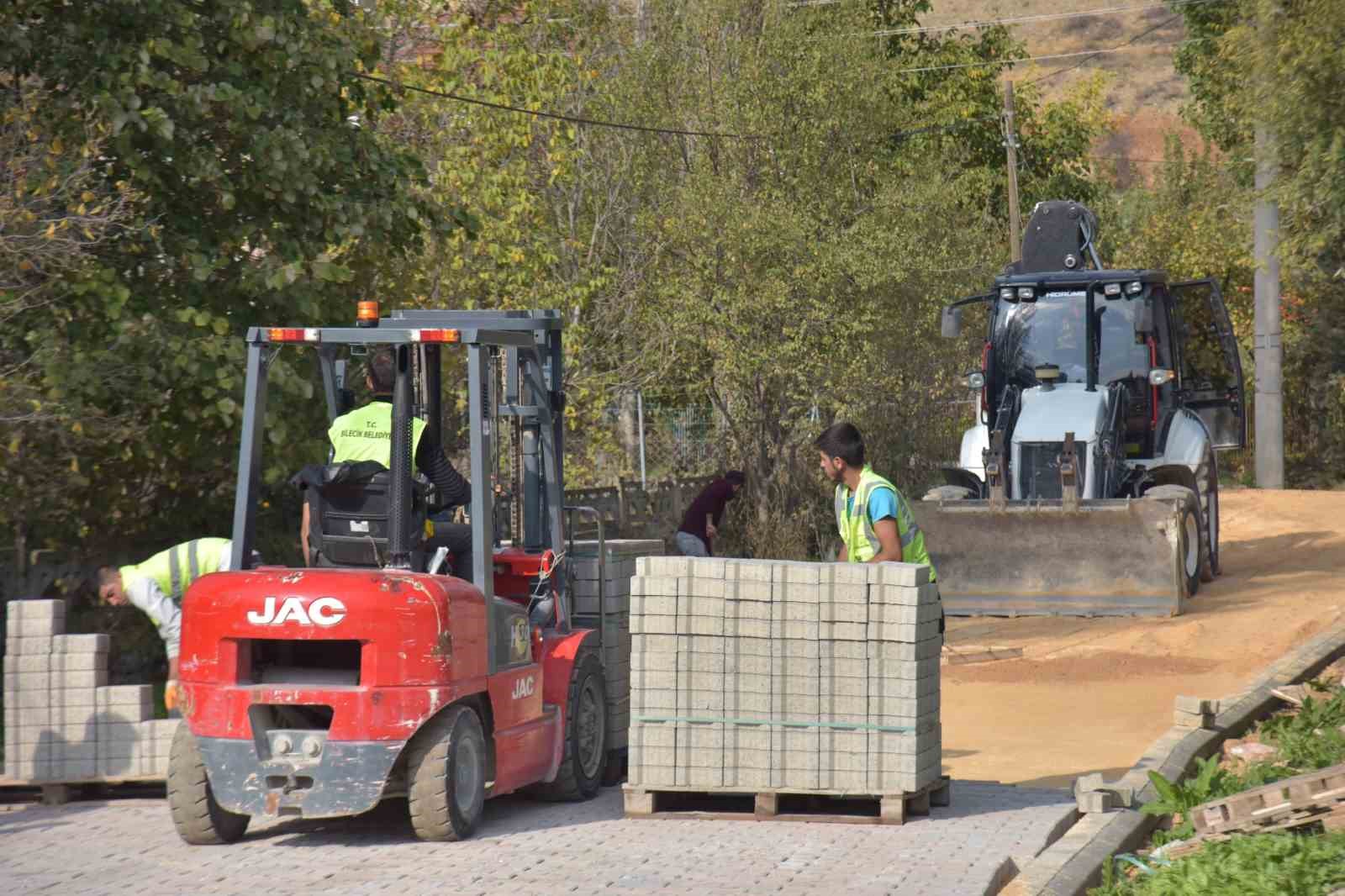 Pelitözü'nde cadde ve sokaklar kilit parke çalışmalarıyla güzelleşiyor