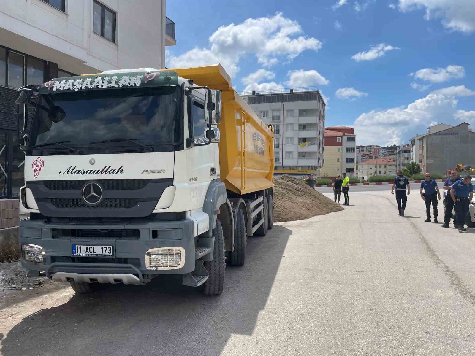 Polisten kaçamayacağını anlayınca fazla yükünü sanayinin ortasına döktü