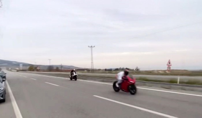 Saatte 200 kilometre hızı geçen motosikletlerin yarışı korkuttu