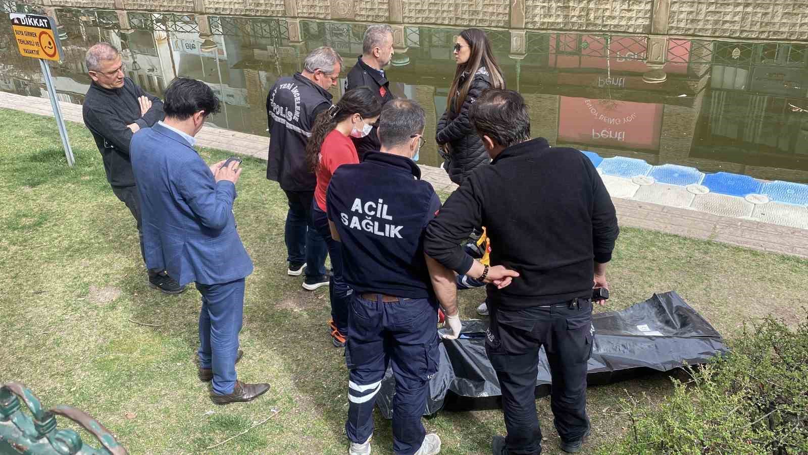 Sanatçı Mithat Körlerin Porsuk Çayında ölü bulunan ablası toprağa verildi