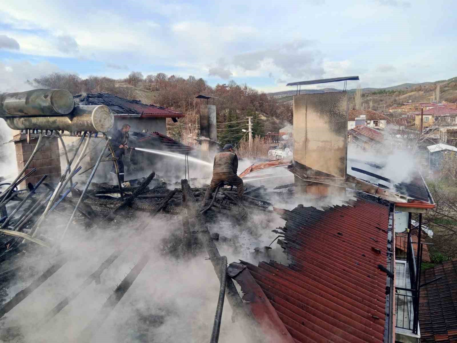 Şaphanede çıkan yangında bir evin çatısı hasar gördü