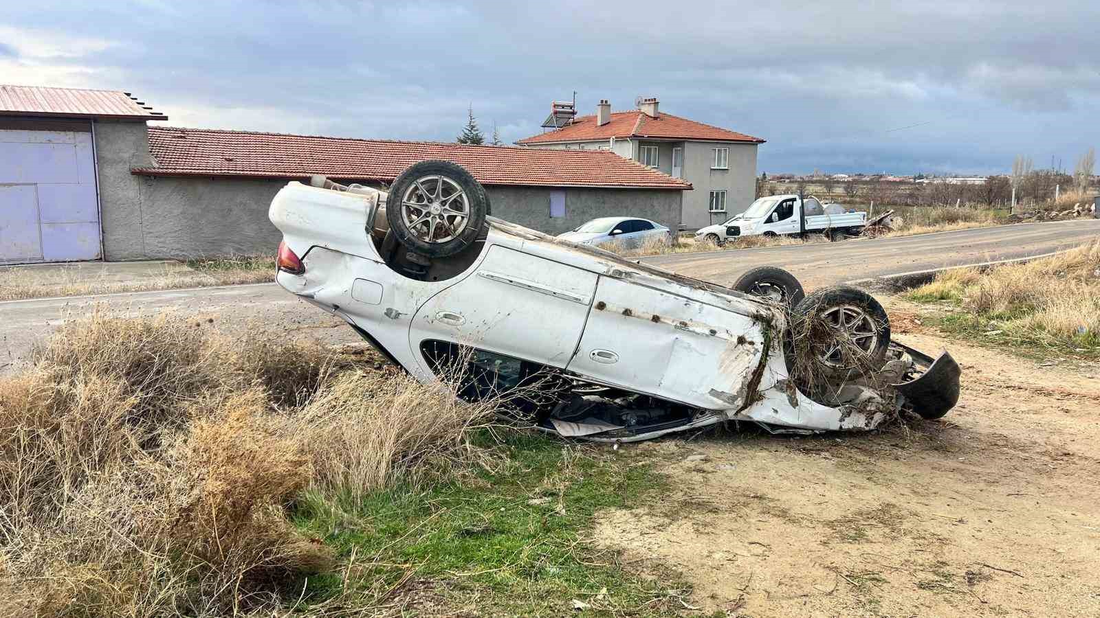 Şarampole devrilen otomobil sürücüsü yaralandı