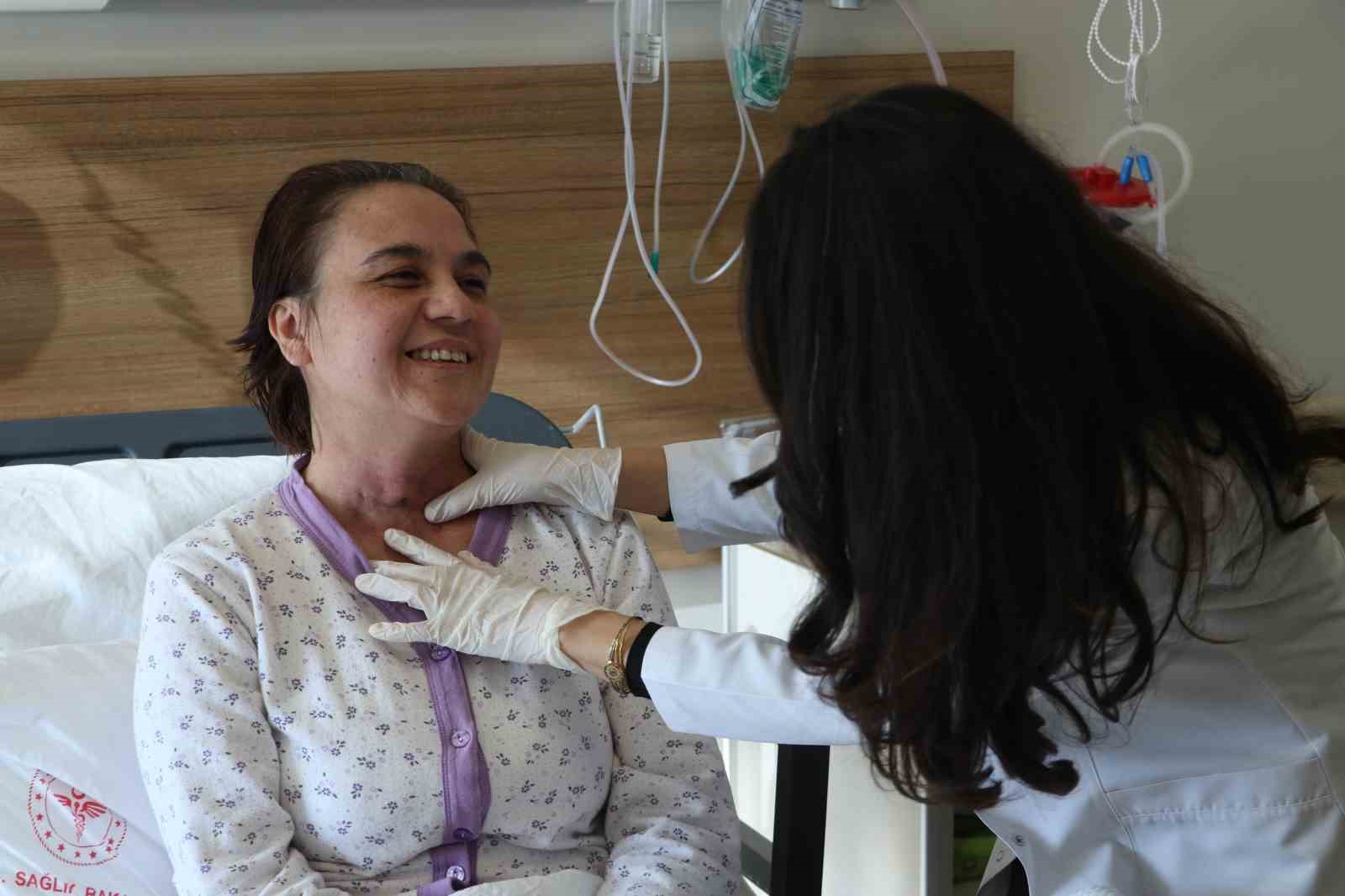 Sesini kaybeden 2 kız annesi eskisi gibi konuşabilmeye başladı