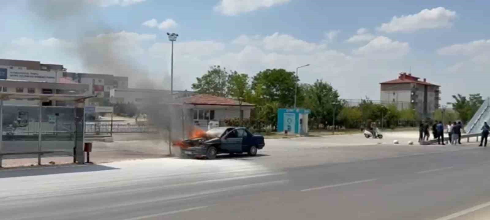 Seyir halindeki otomobil alev alev yandı