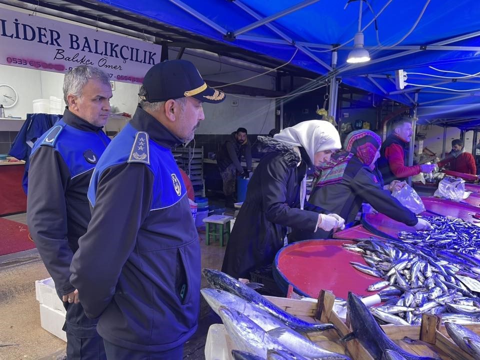 Şikâyet üzerine balık tezgâhları denetlendi