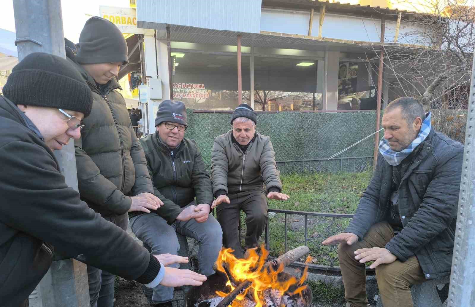Soğuk havalar en fazla pazarcı esnafını etkiledi