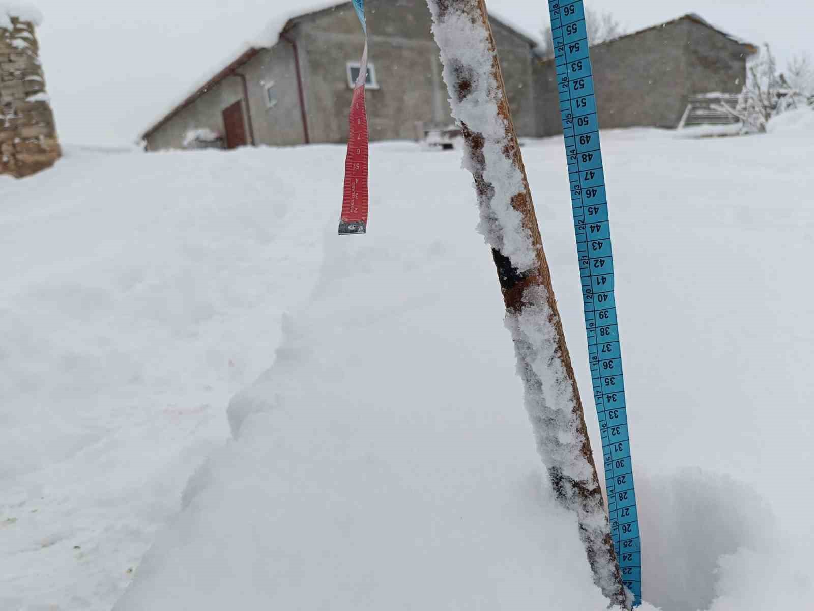 Şükranlıda kar kalınlığı 35 santimetreyi geçti