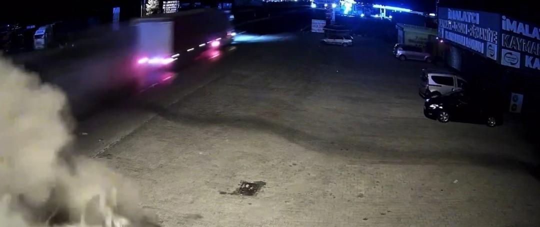TIR'ın çarptığı Eskişehir plakalı araçta 2 kişi hayatını kaybetti