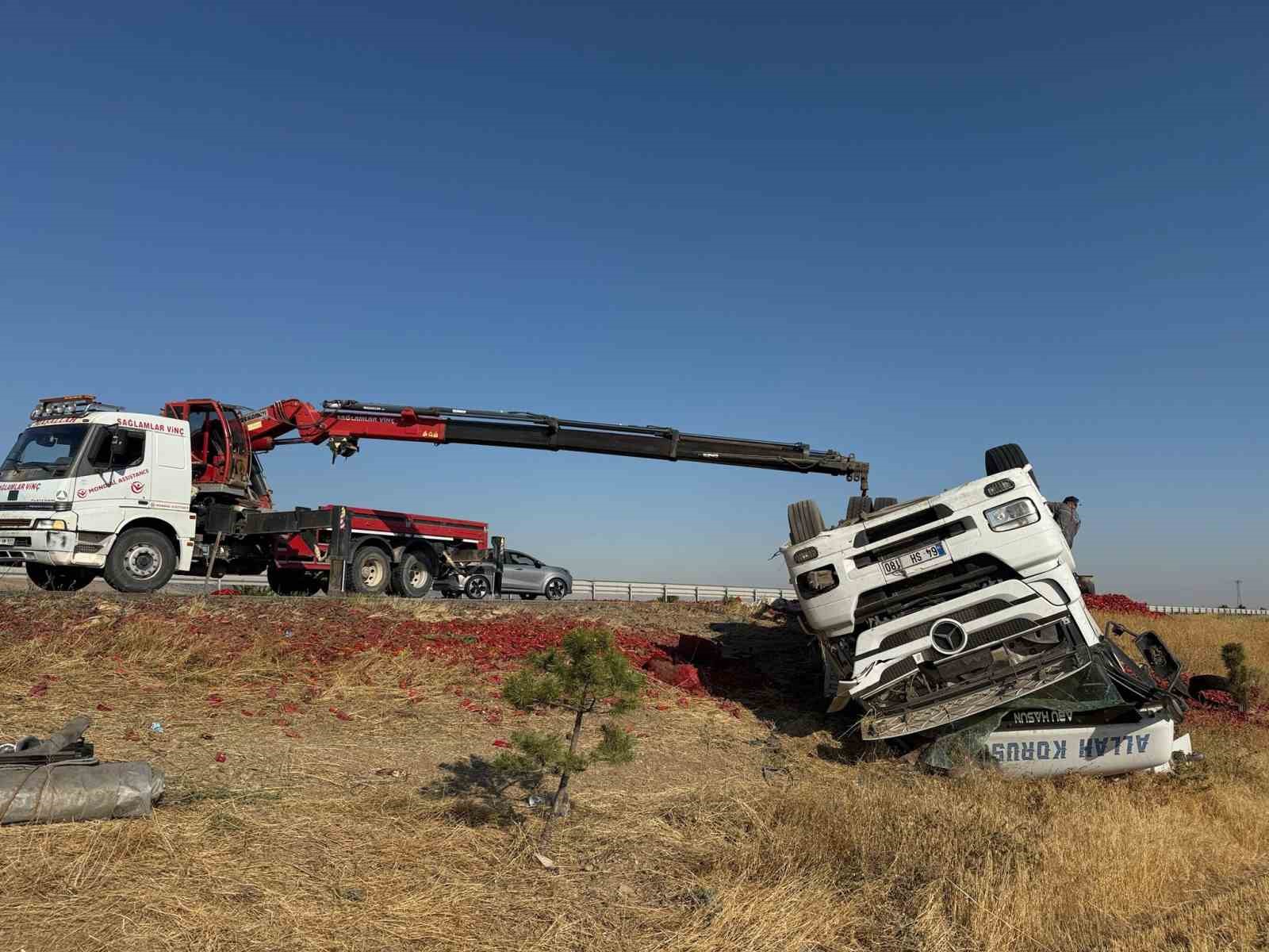 20 ton salçalık biber kazada çevreye dağılarak ziyan oldu