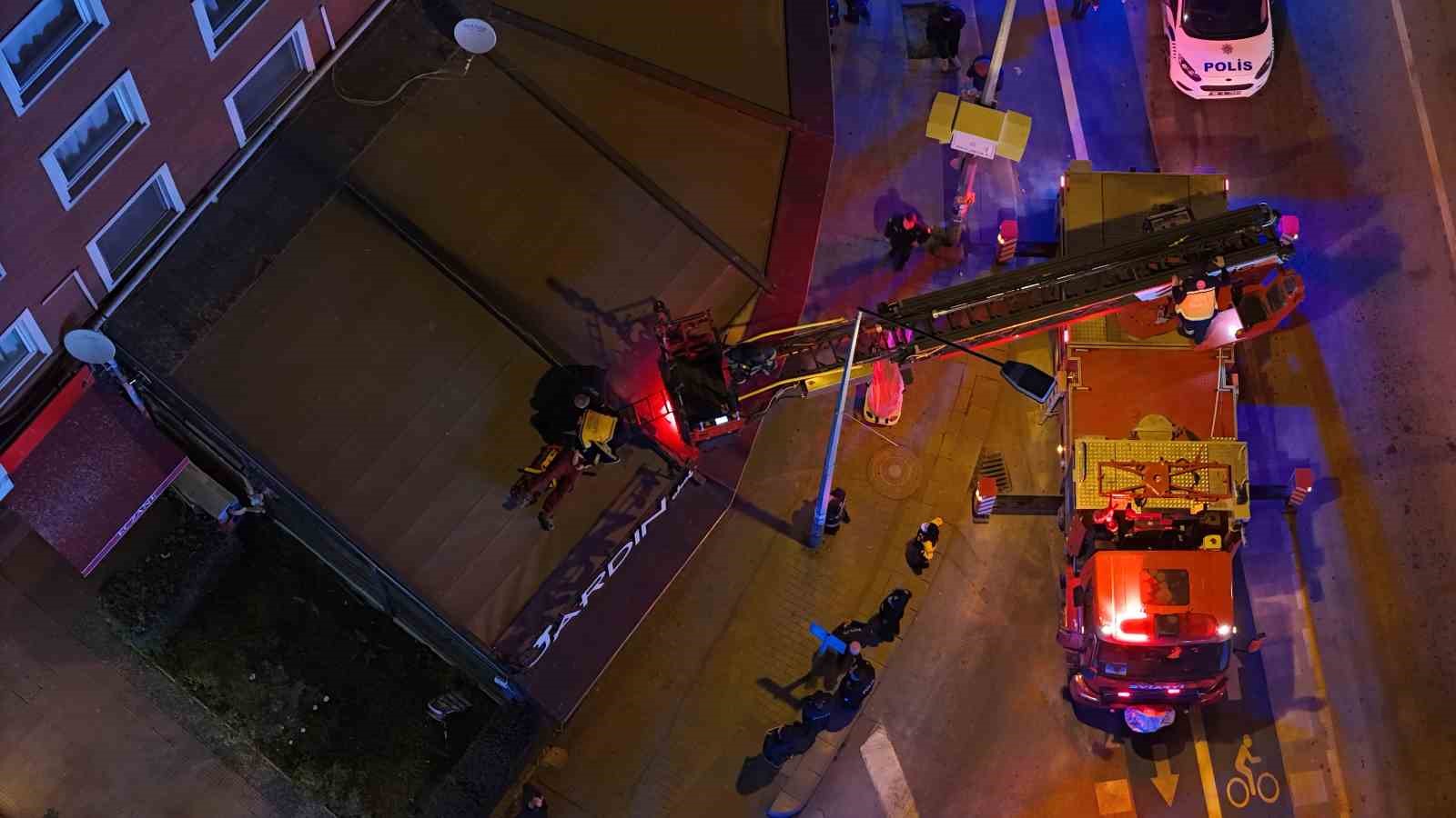 2nci kattan kafenin tentesine düşen şahsı itfaiye aşağıya indirdi
