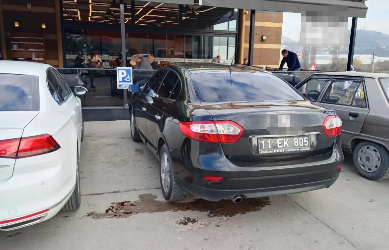 3 Aralık Dünya Engelliler Gününde engelli yerine park eden resmi araca ceza