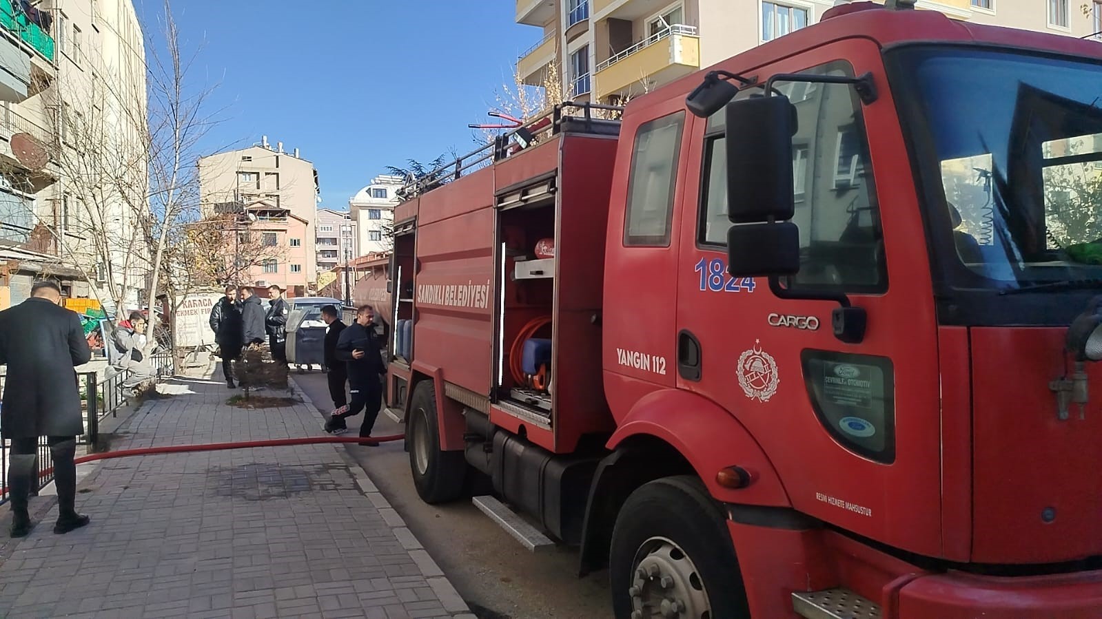 5 katlı binanın çatı katındaki yangın korkuttu