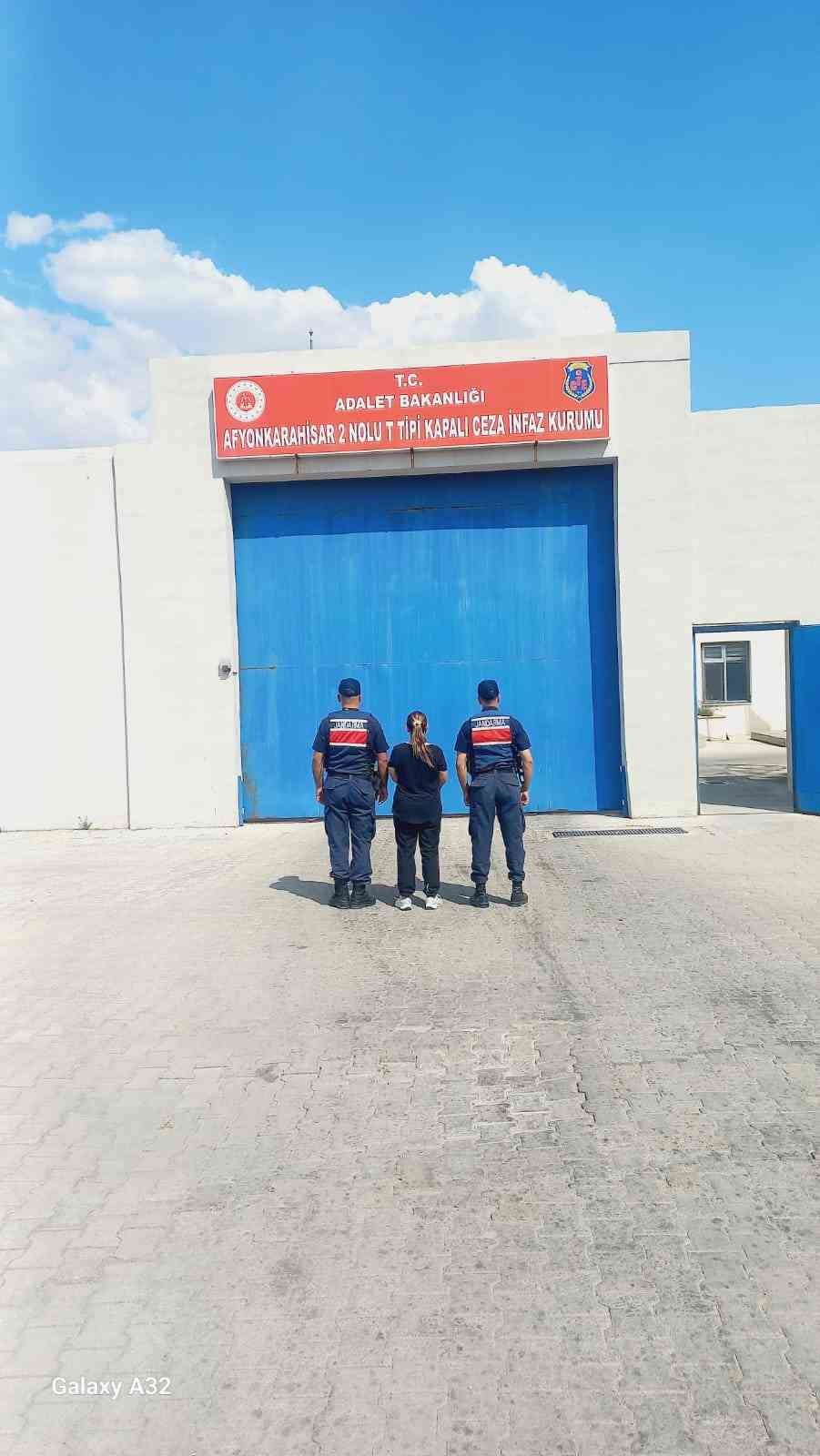 Afyonkarahisarda 12 yıl hapis cezası bulunan şahıs jandarma tarafından yakalandı