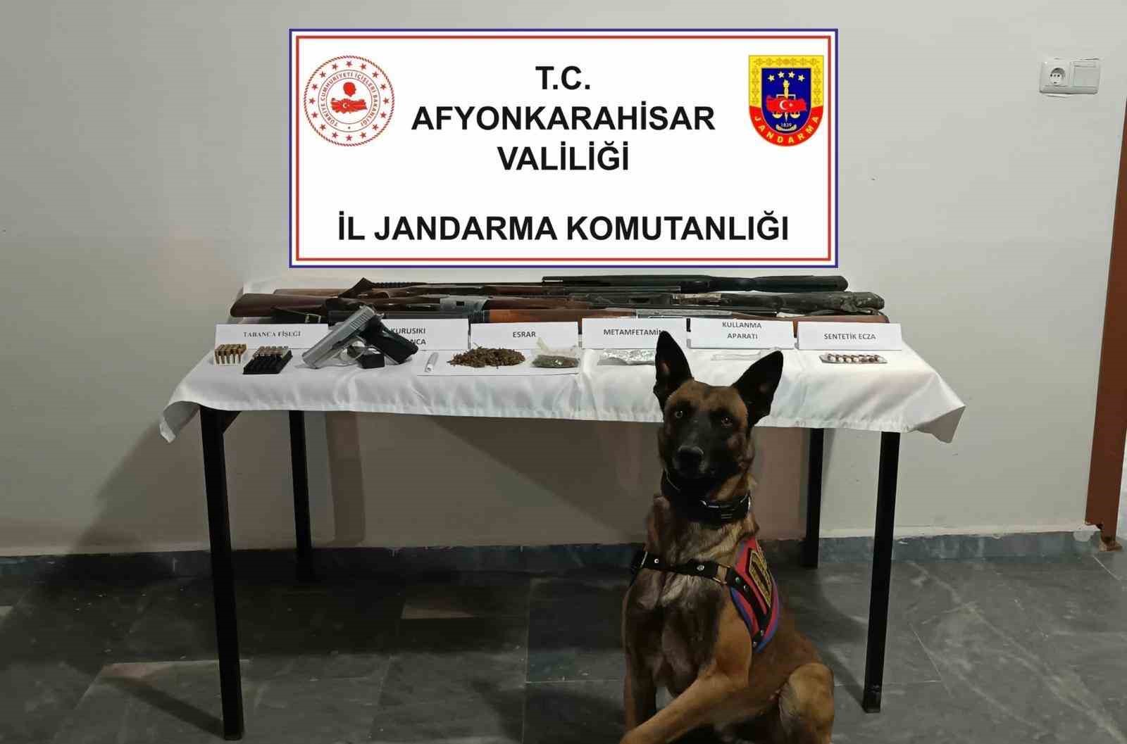 Afyonkarahisar'da araçta uyuşturucu kullananlar yakalandı