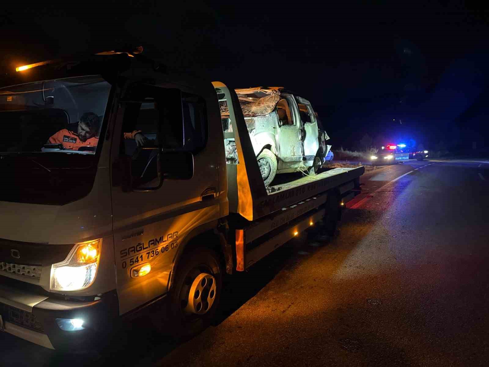Afyonkarahisar'da hafif ticari araç devrildi: 5 kişi yaralandı