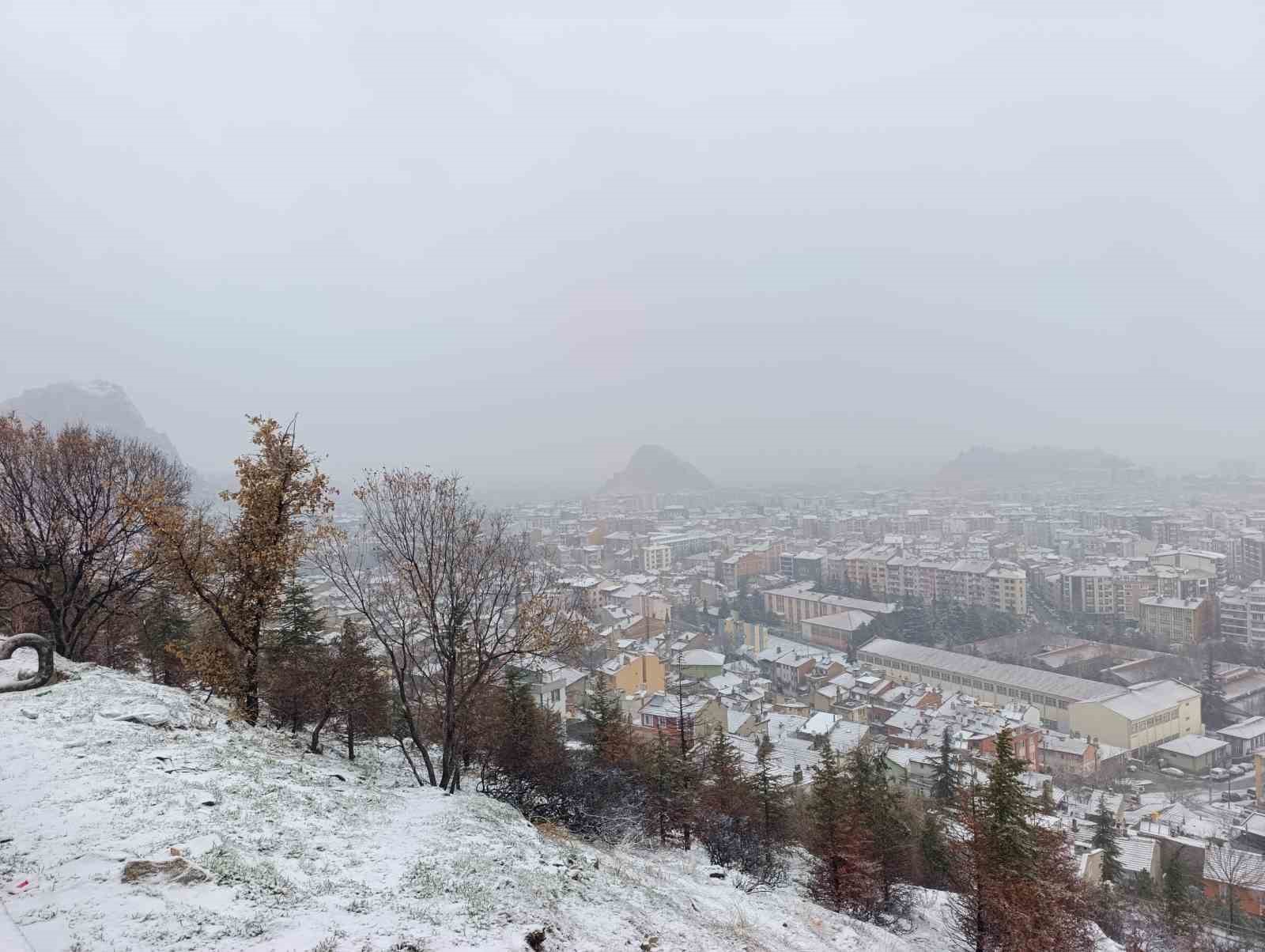 Afyonkarahisarda kar yağışı etkili oldu