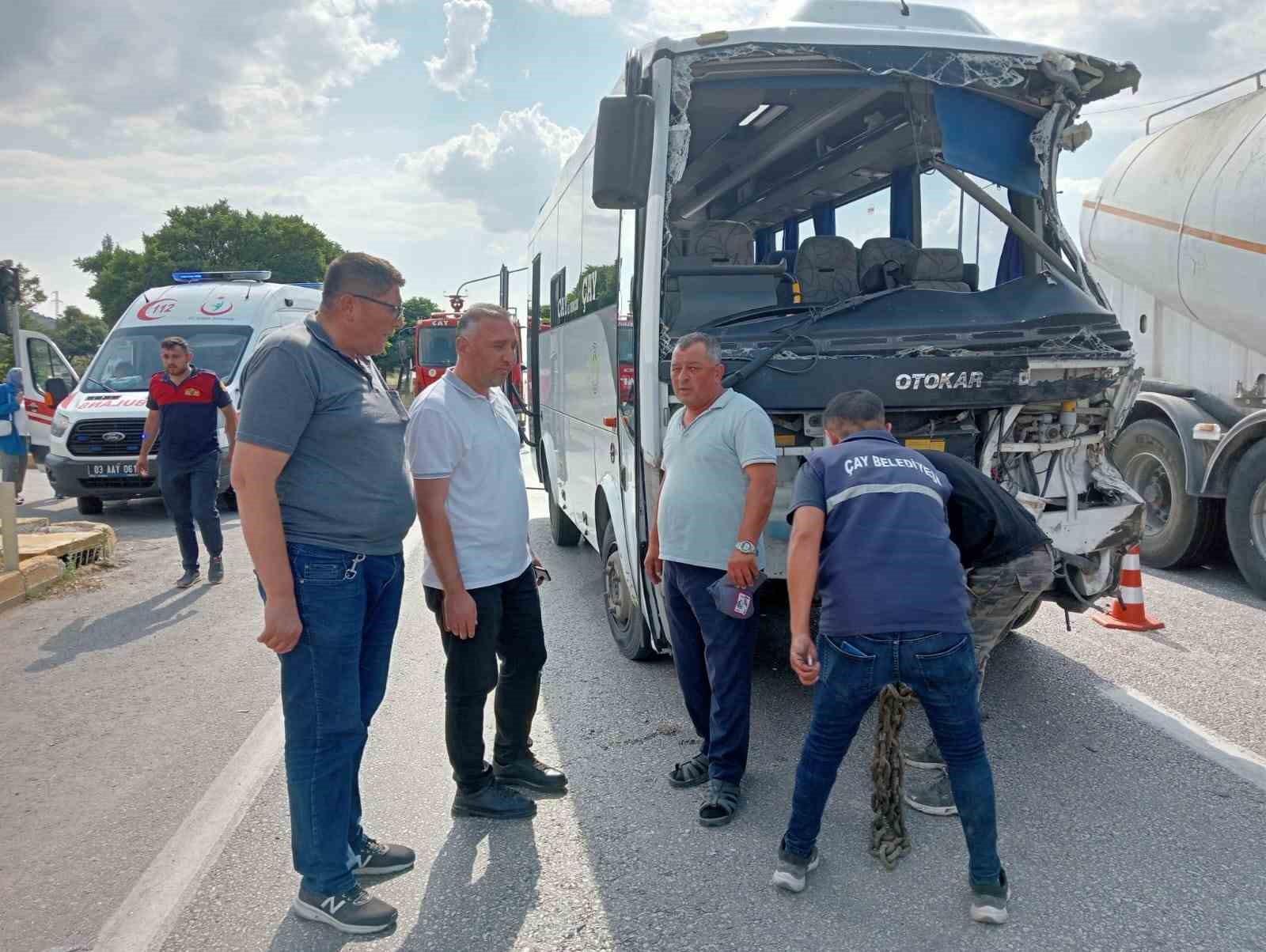Afyonkarahisar'da midibüs kamyonla çarpıştı: 7 yaralı