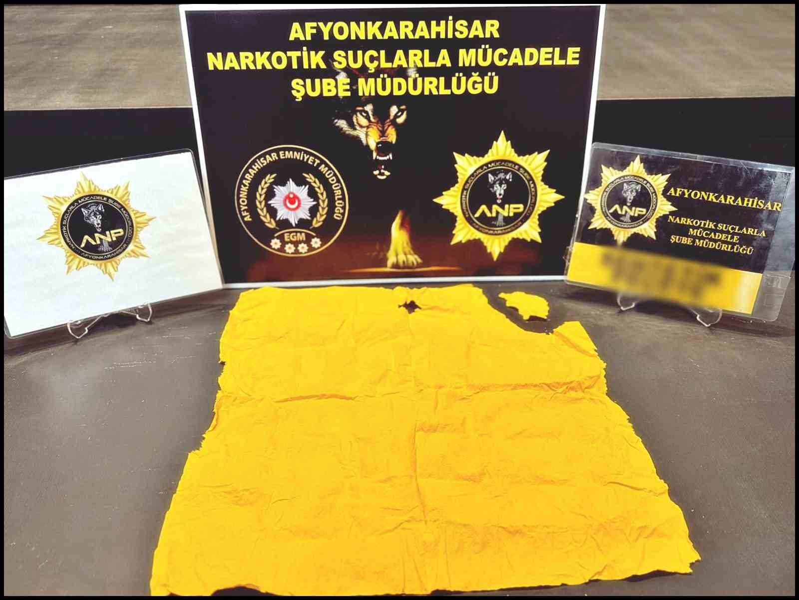 Otobüste peçeteye emdirilmiş uyuşturucu ele geçirildi