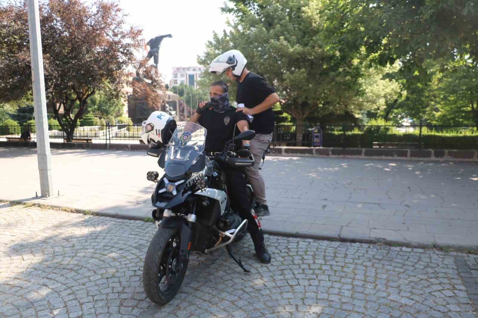Afyonkarahisarda YKS sınavına giren birçok adayın imdadına polis yetişti