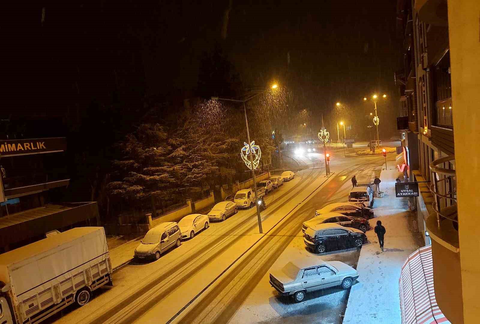 Afyonkarahisarın yüksek kesimlerinde kar etkisini gösterdi