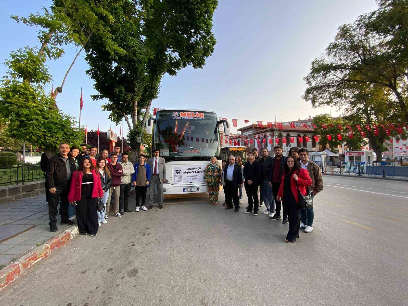 Afyonkarahisarlı ADDli gençler Anıtkabire gitti