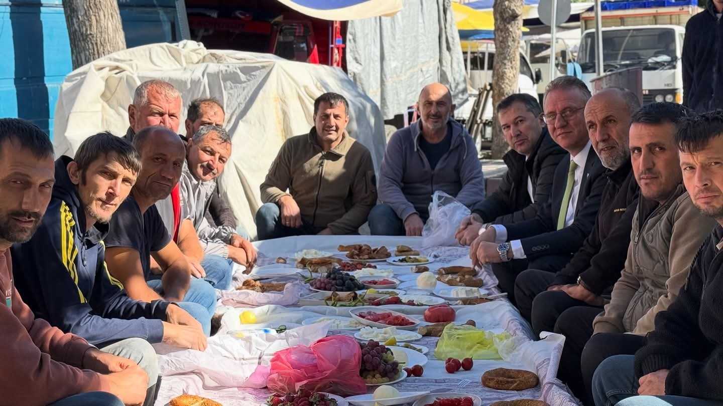 AK Parti Milletvekili Demir, Tavşanlı Semt Pazarında esnafla buluştu