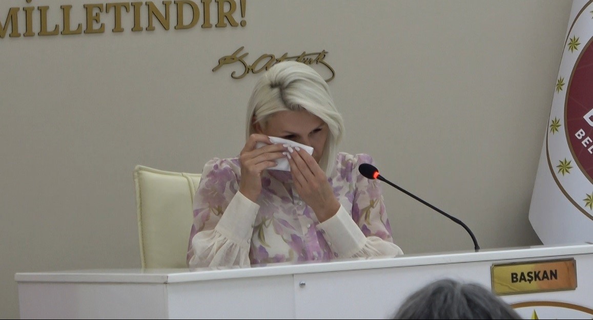 AK Parti ve MHPden destek alan CHPli başkan gözyaşlarını tutamadı