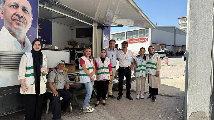 AK Partiden kapalı pazar alanında üye standı