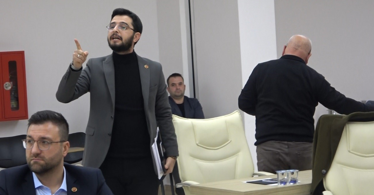 AK Partili üyeler CHPli başkanın söz vermemesine kızarak meclisi terk etti