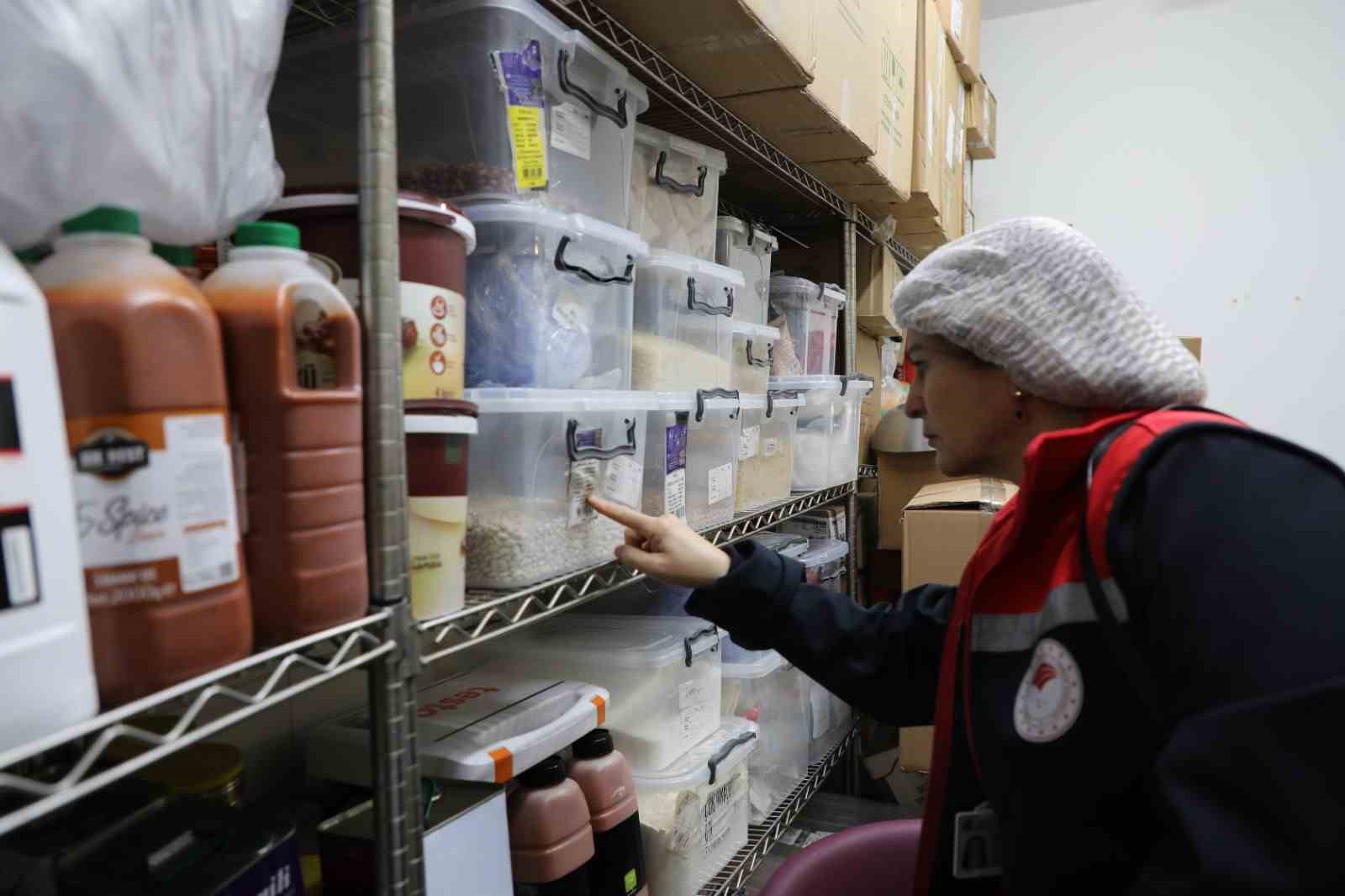 Alışveriş merkezlerinde gıda denetimi sürüyor