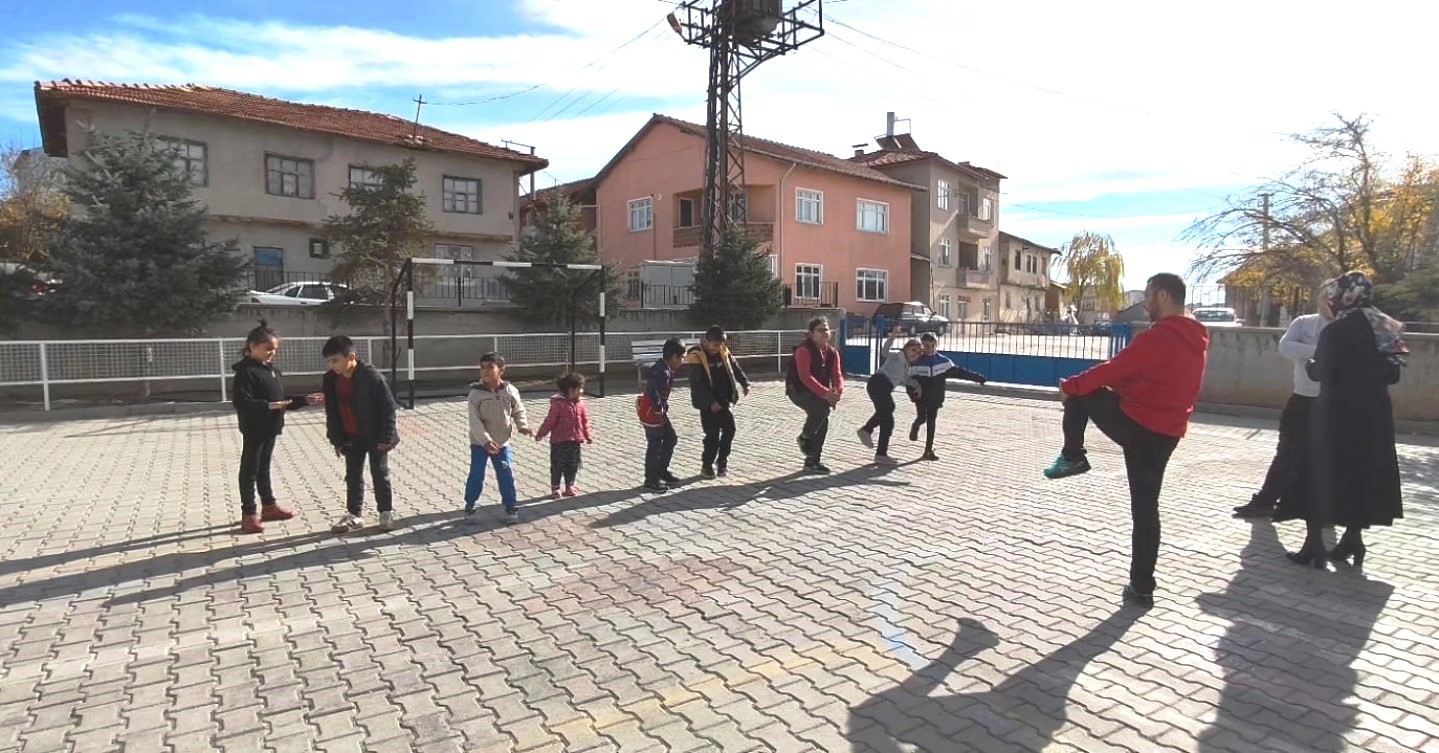 Altıntaş Zafer İlkokulunda özel öğrencilerin sabah sporu coşkusu