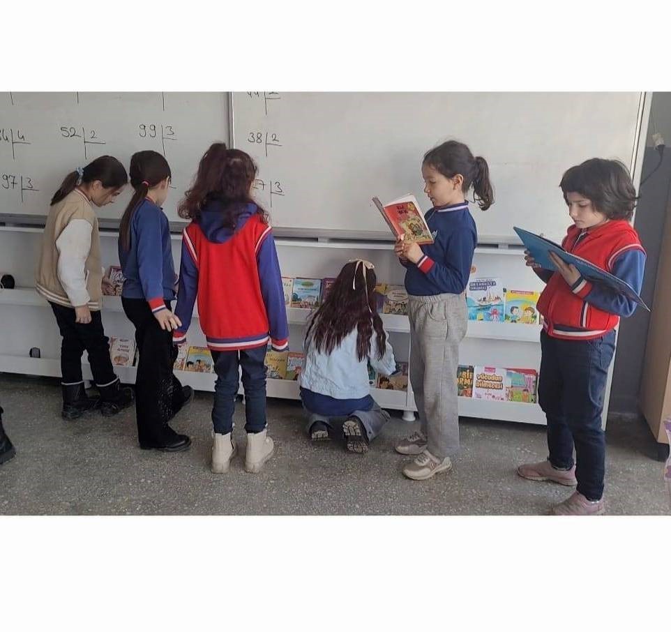 Altıntaş Zafer İlkokulunda sınıflara kitaplık kazandırıldı