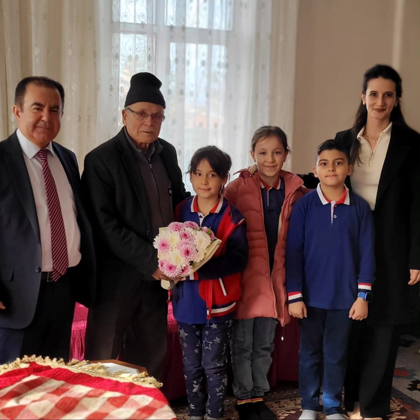 Altıntaşta miniklerden emekli öğretmenlere anlamlı ziyaret