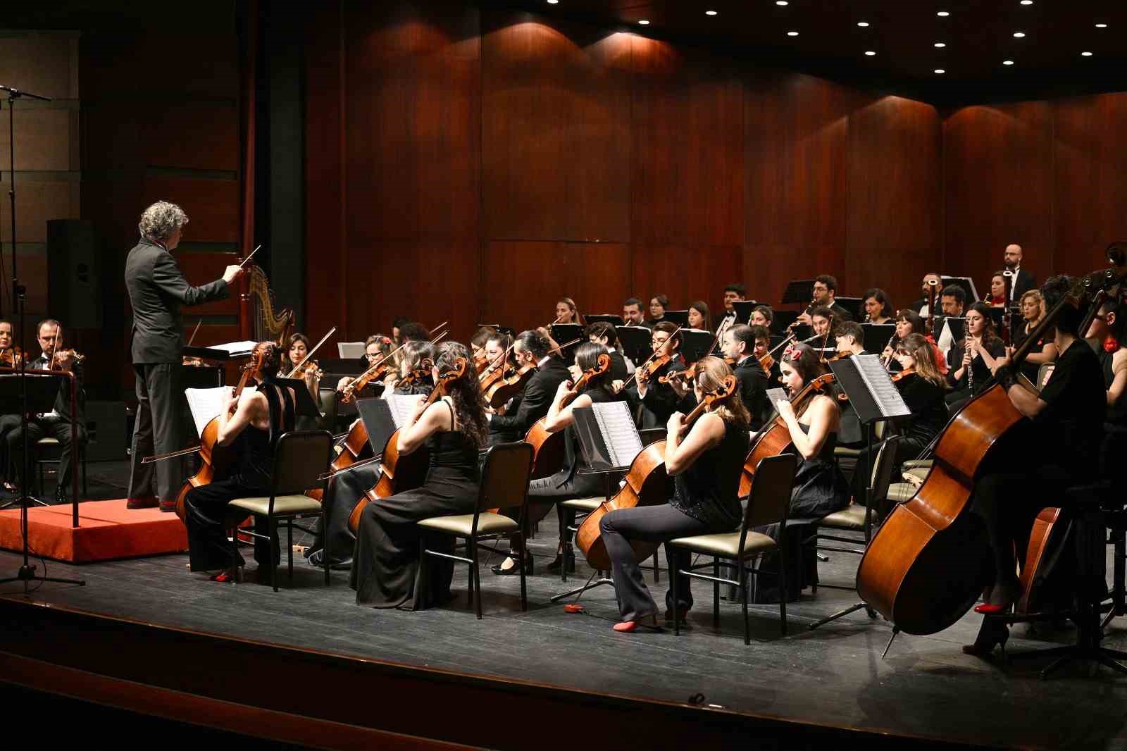 Anadolu Üniversitesi Senfoni Orkestrasından yeni yıl konseri